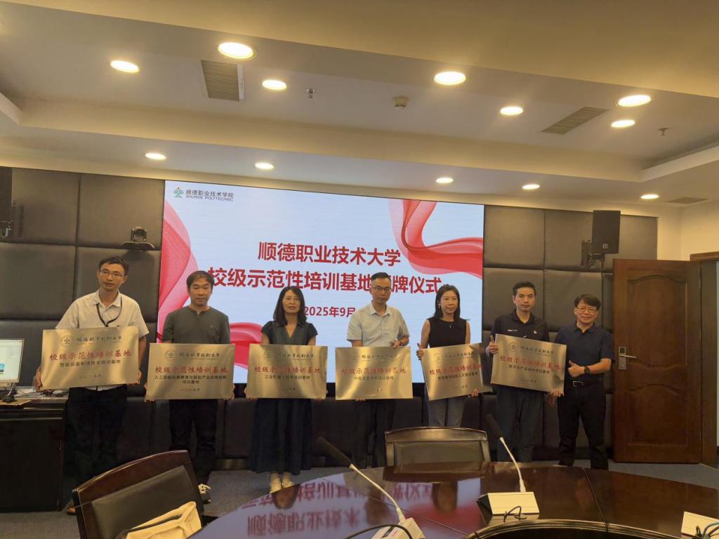 698188D013E710C6A24BA3B9E28_FCE6E190_13E99